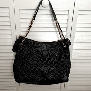 Tory Burch black purse in excellent condition. No tears no scrapes zipper works